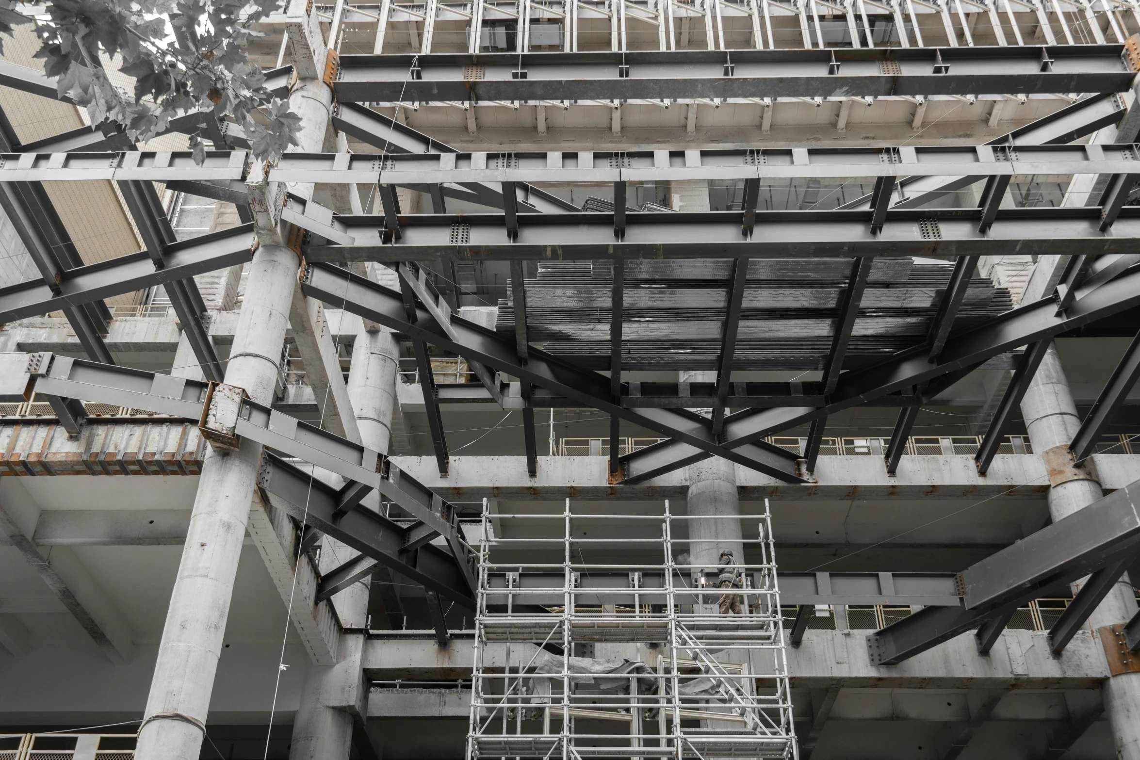 the ceiling in a building is covered with lots of pipes and scaffolding