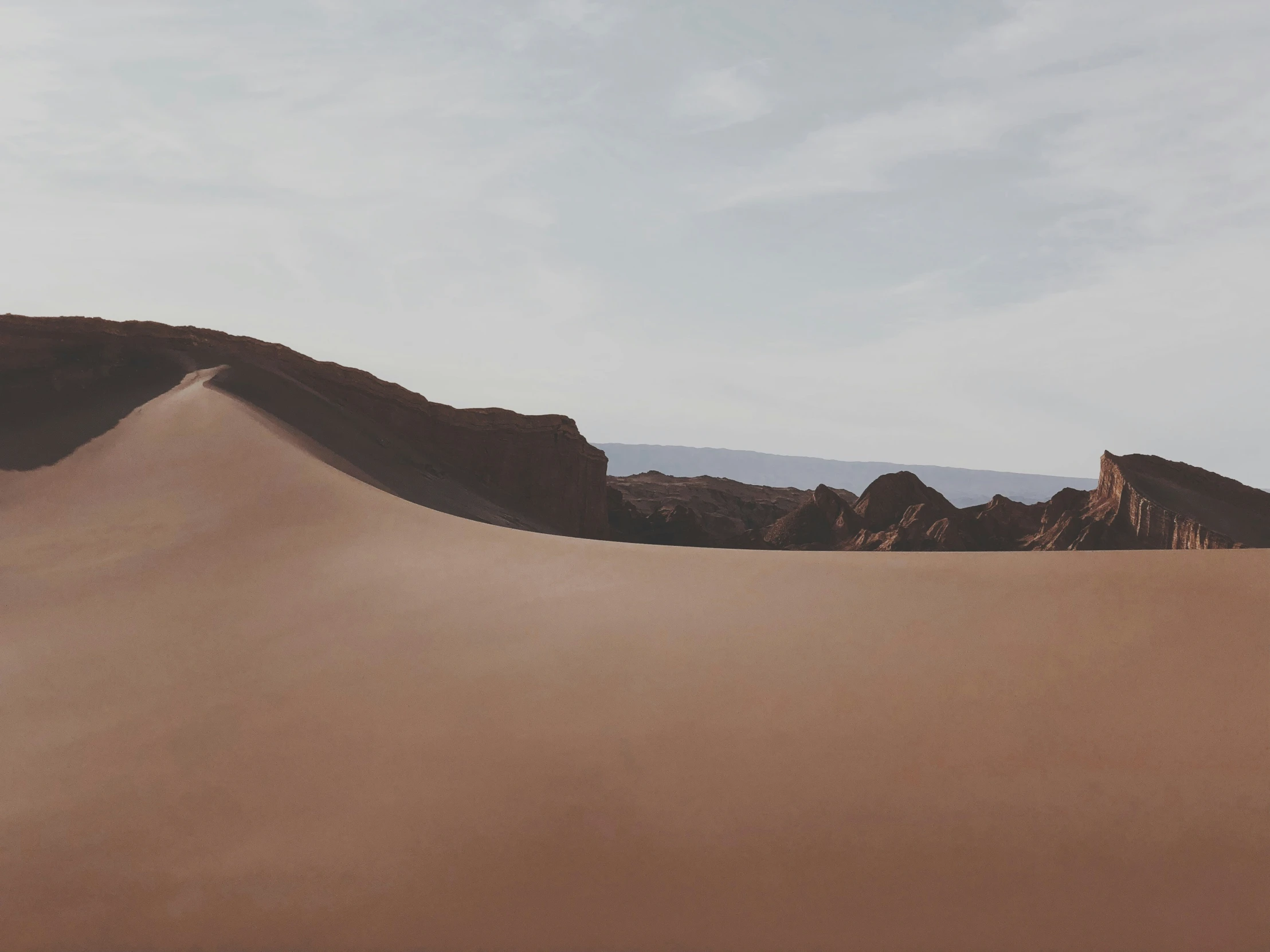 a large hill in the middle of an empty desert