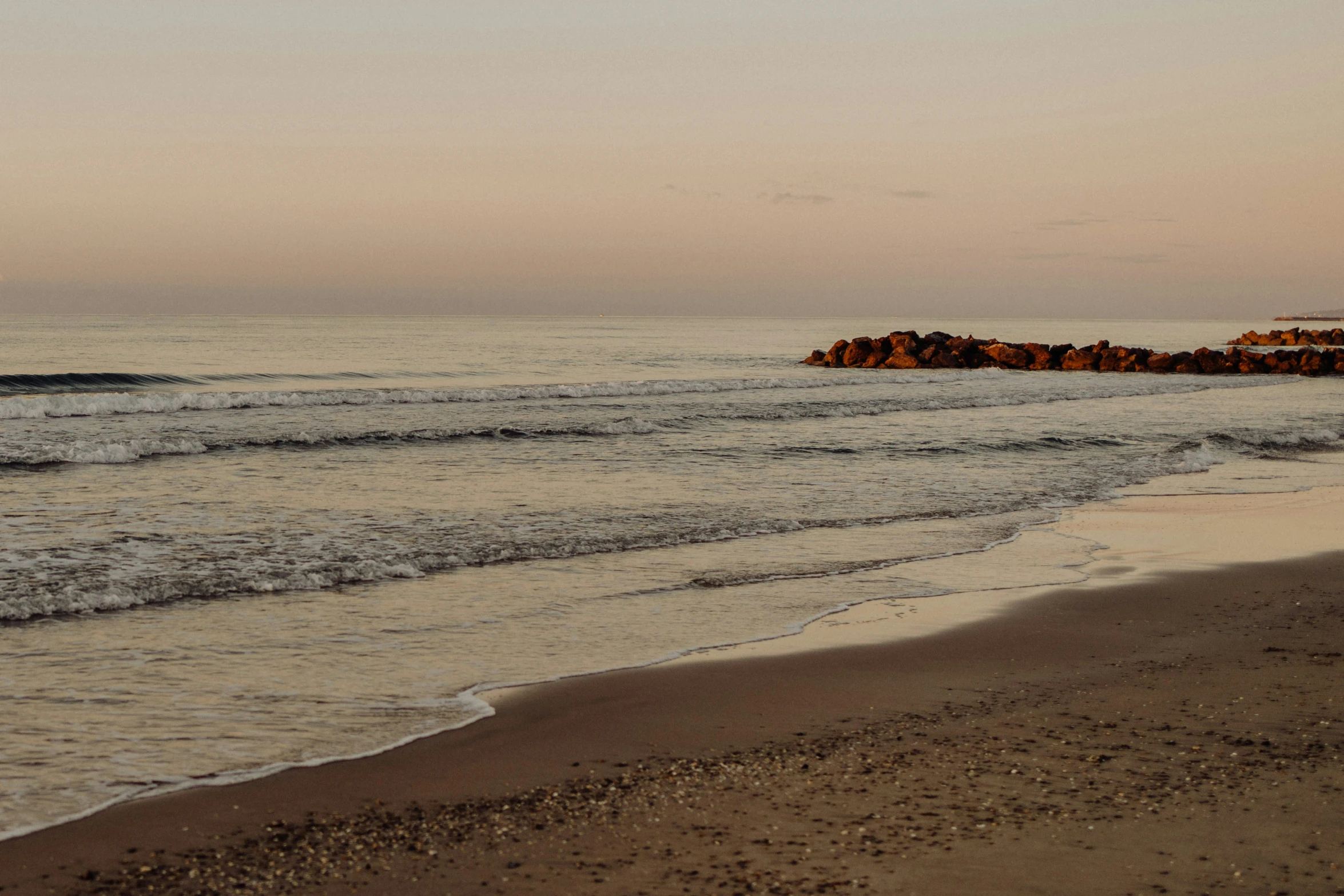 the tide of a lake is in the ocean