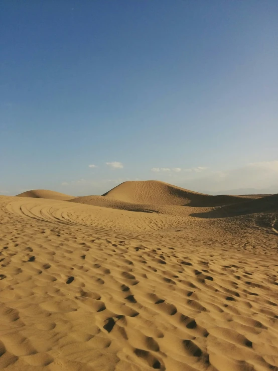 the footprints of people are in the sand