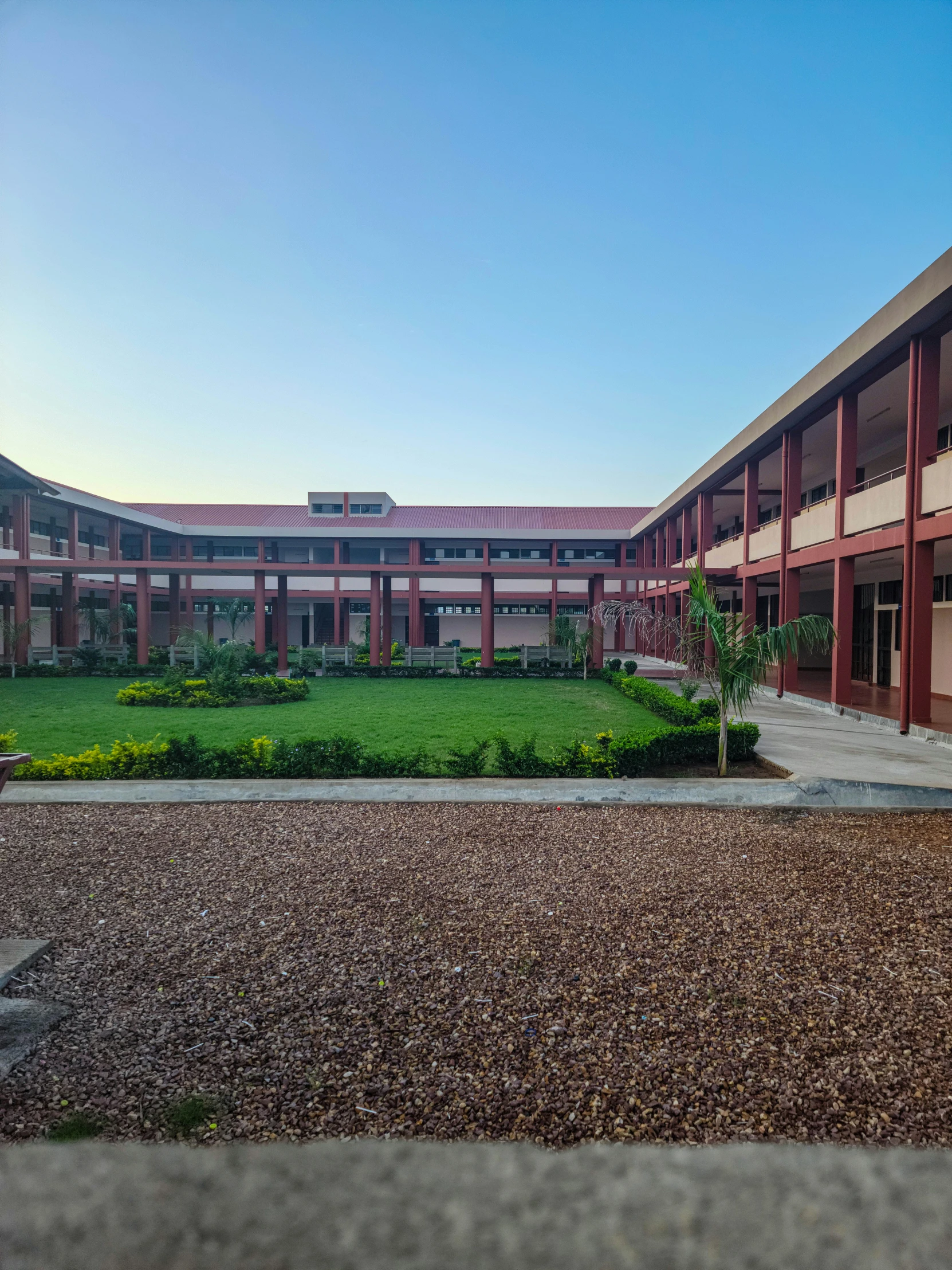 a courtyard with the back facing of an empty building