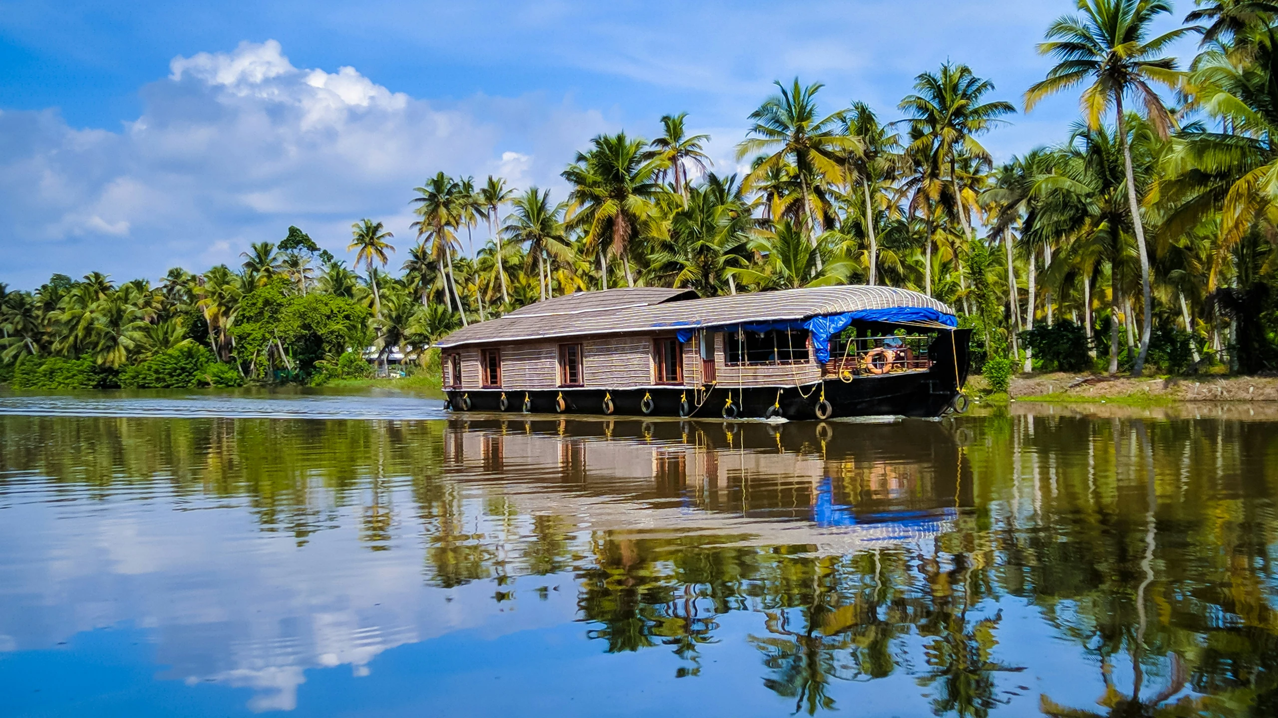 a boat is driving on a small island