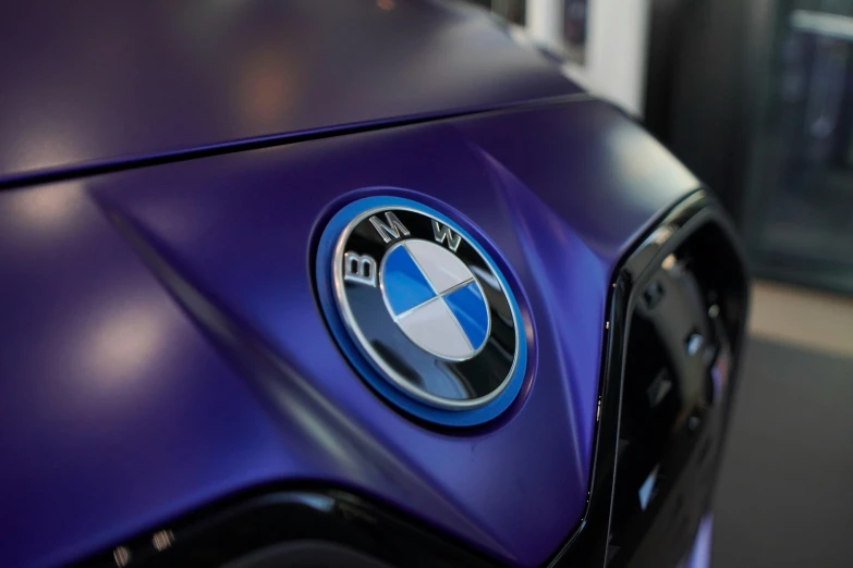 the front and side logos on the front of the bmw concept car