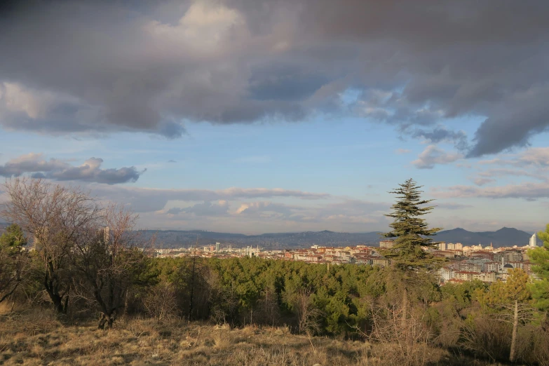 a cloudy sky over the city skyline is shown