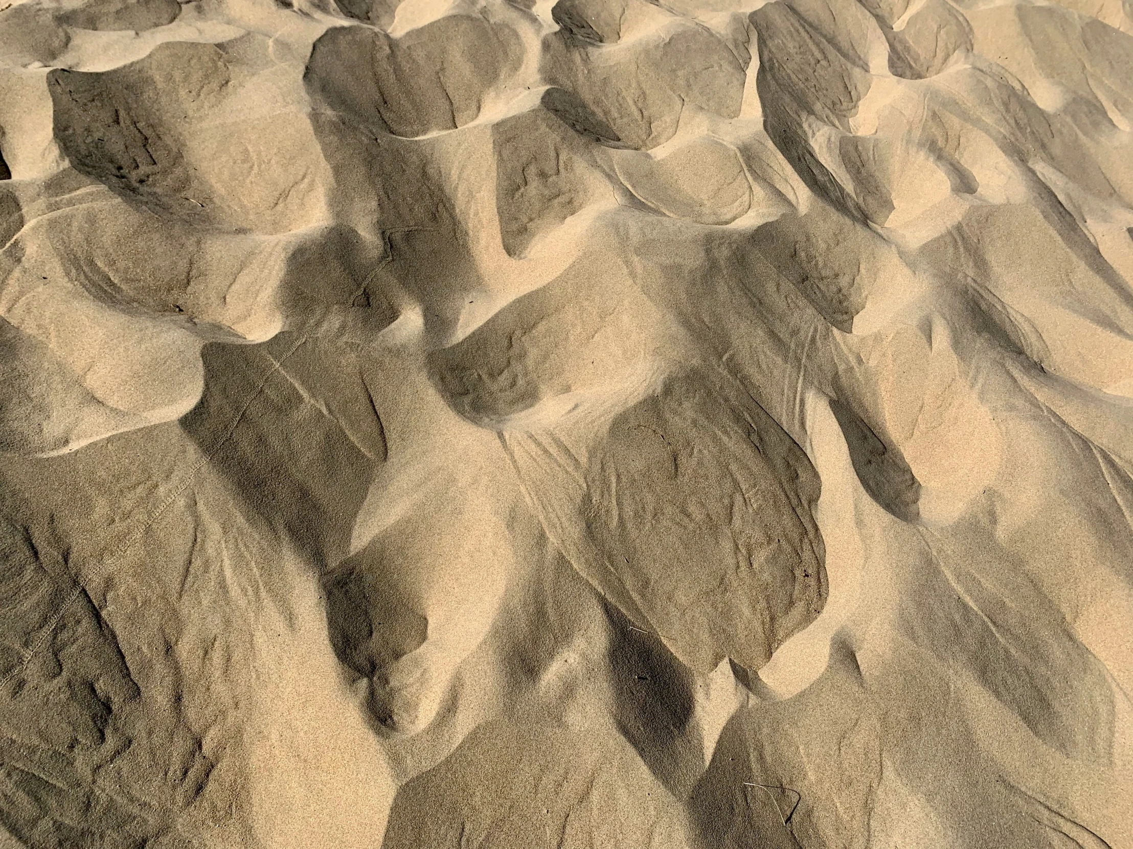 an image of rocks that are in the sand