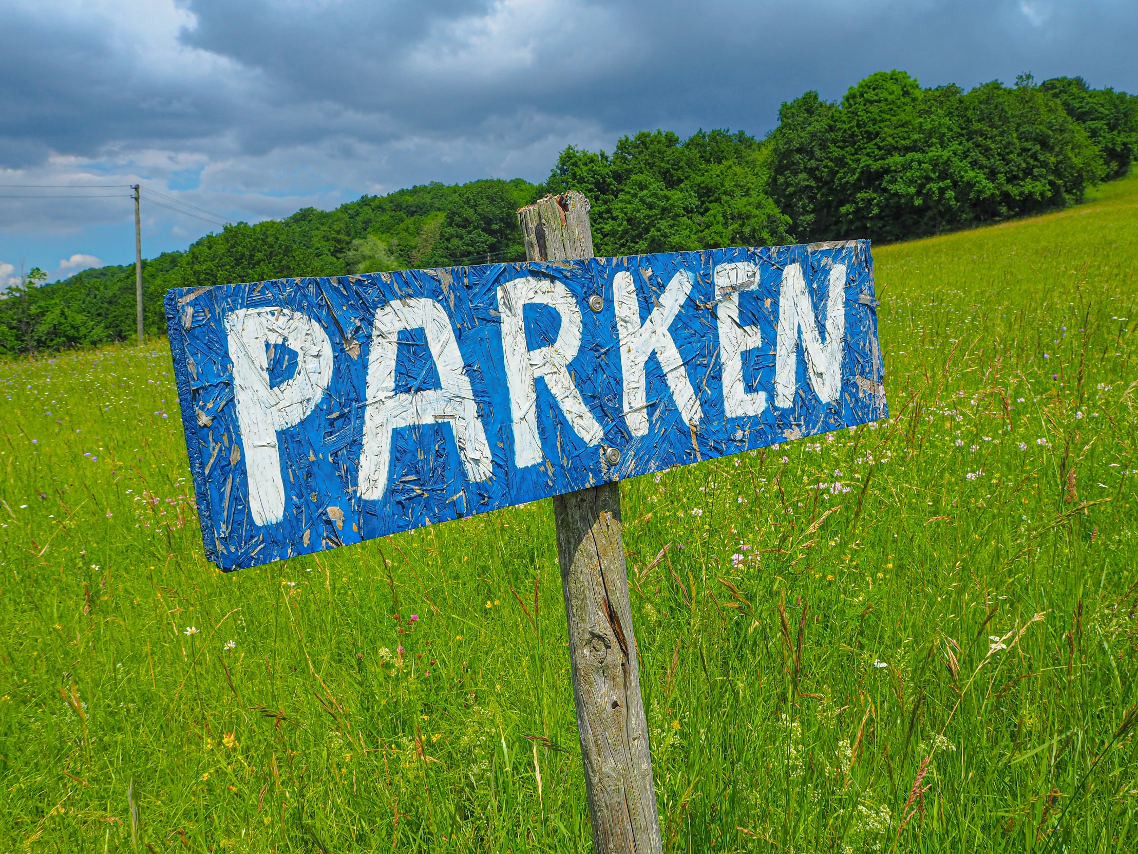 there is a blue street sign with the word parken