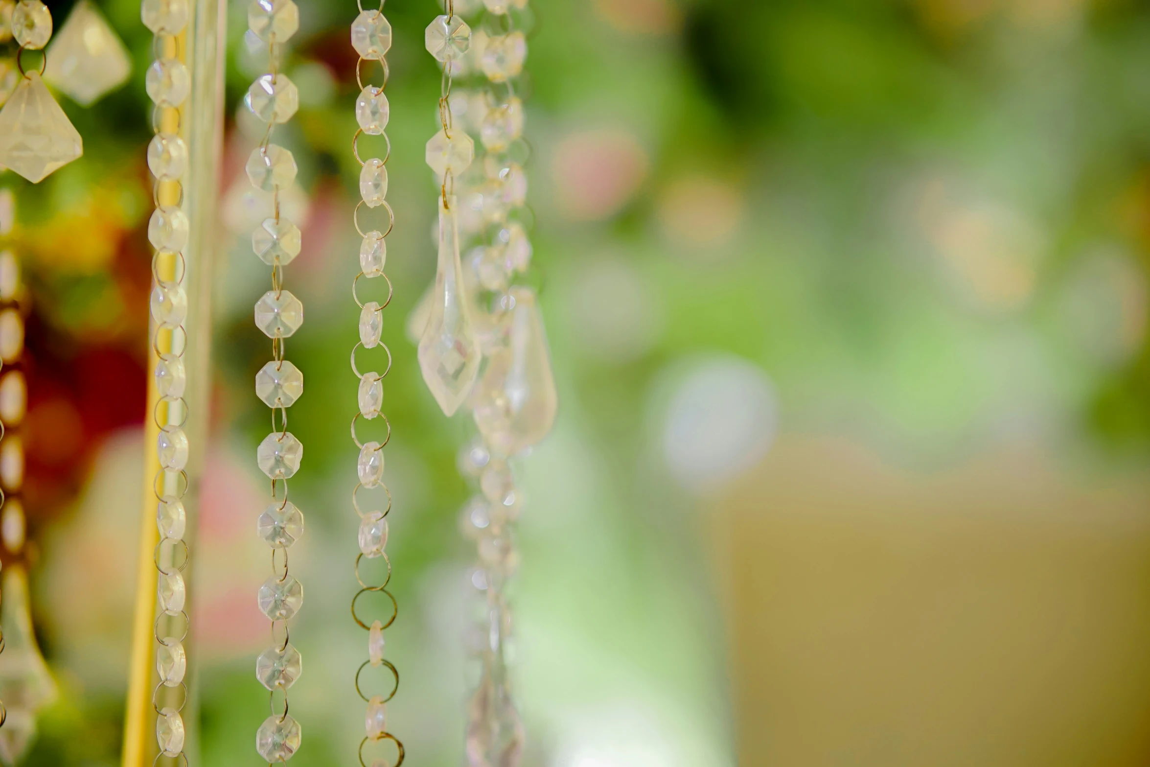 a bunch of pearls are hanging from a chain