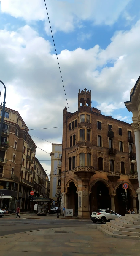 there are some cars parked outside a very old building