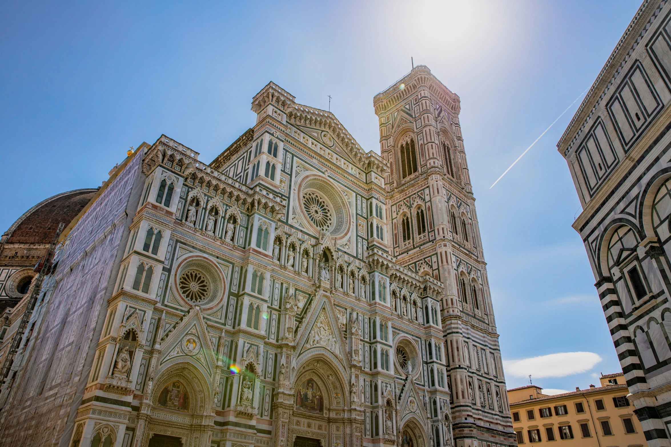 a building is very tall with many windows and lots of arches