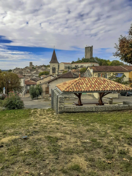 there is an old roof on top of the house