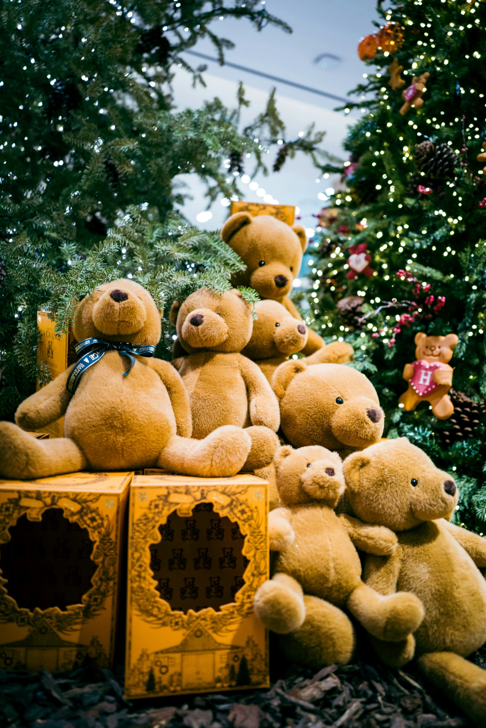 there are many brown teddy bears on display