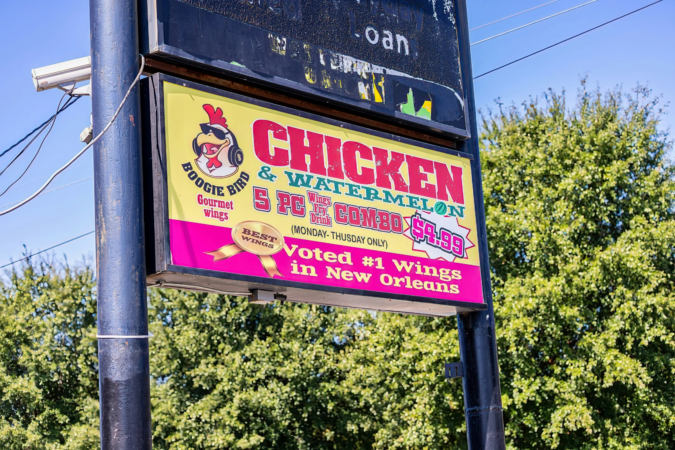 the sign outside a chicken restaurant that has a very bright color