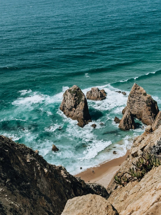 an image of water and rocks near the shore