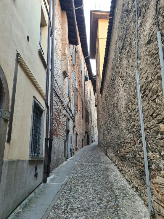 a narrow alley between two buildings that are very old