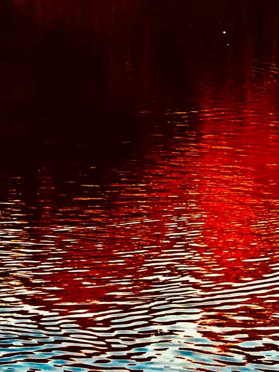 the reflection of the sun in water is red