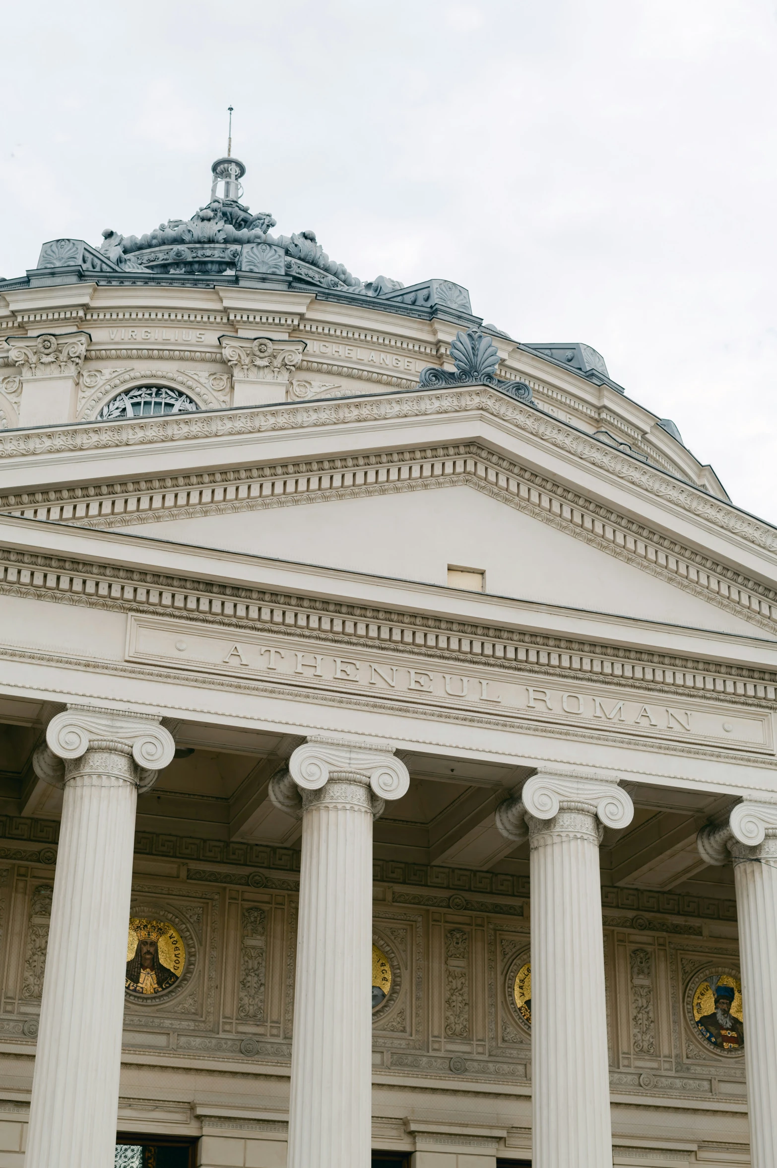 a view of a building with pillars, and a roof