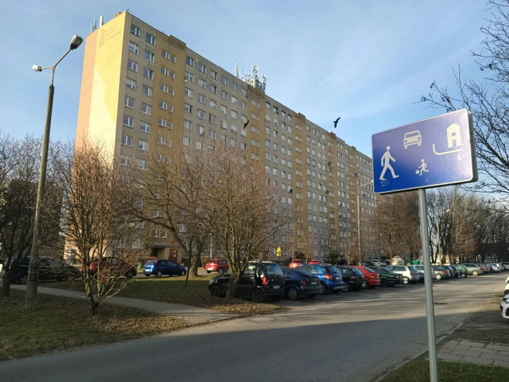 a street sign that is pointing to the parking lot for vehicles