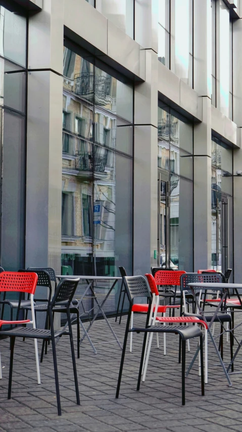 a row of chairs next to an outdoor table