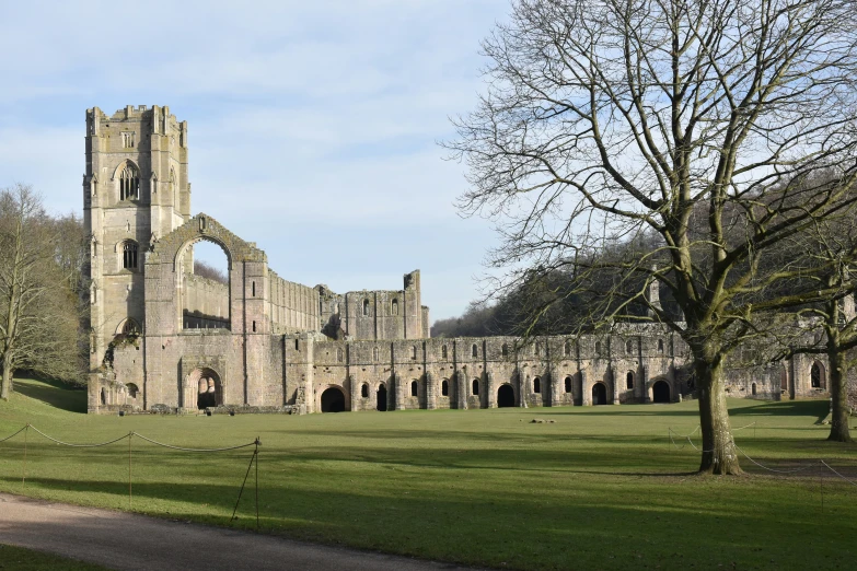 this is an image of the ruins of a castle