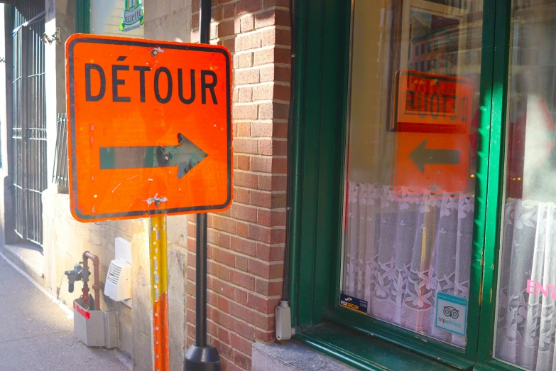 a sign on the side of the street telling tourists about detour