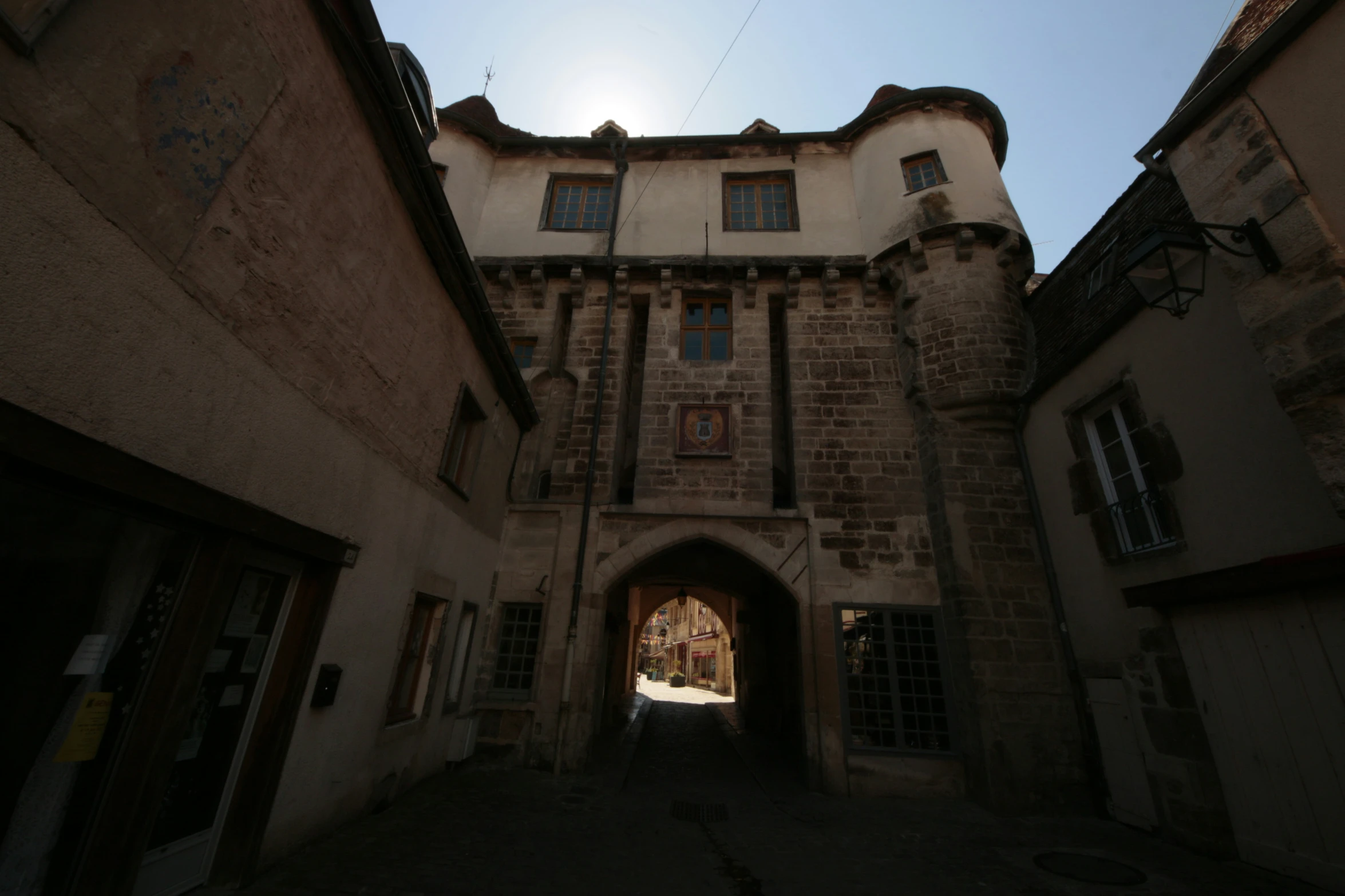 there is an archway in the side walk of a building