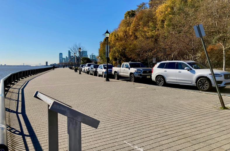 a bunch of cars parked along the sea shore