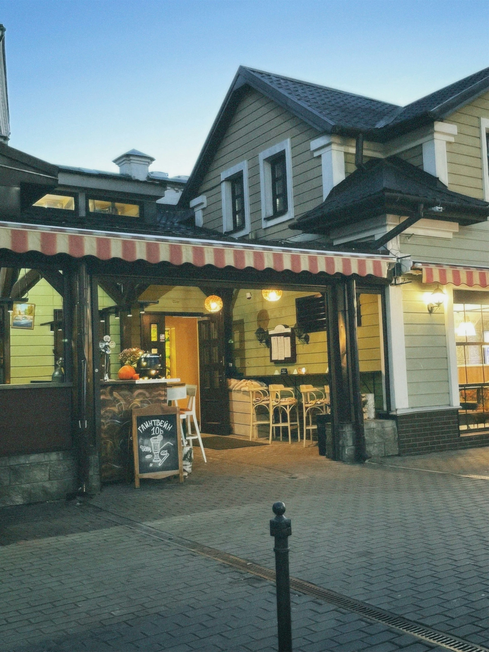 the outside of a restaurant on a cobblestone street