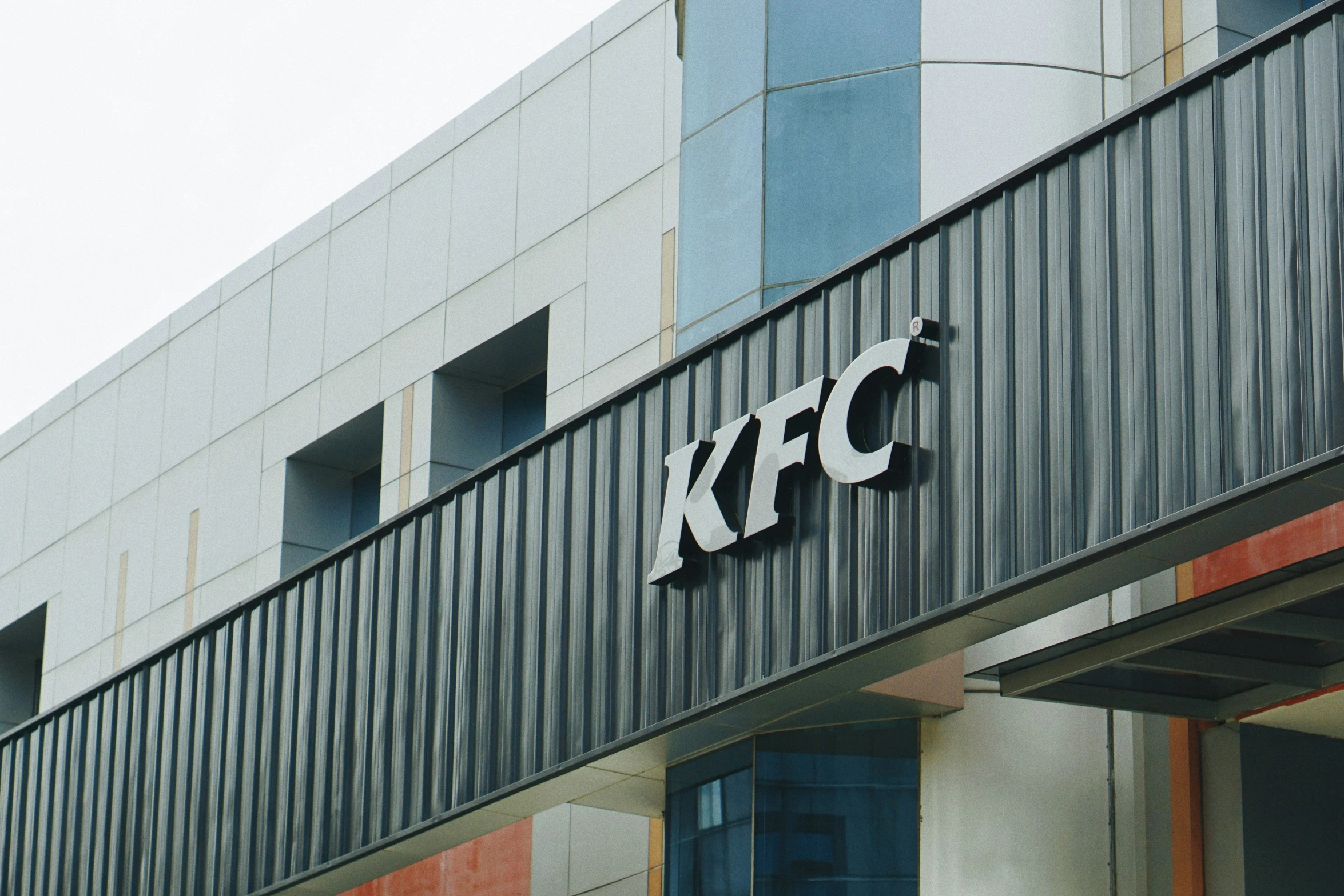 there is a sign saying kfc at the front of a building