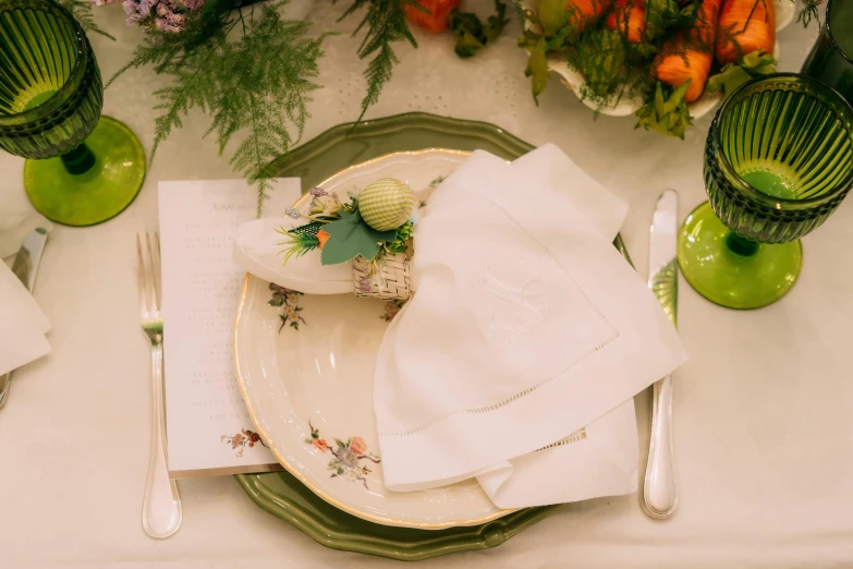 a table setting has napkins and napkins on it