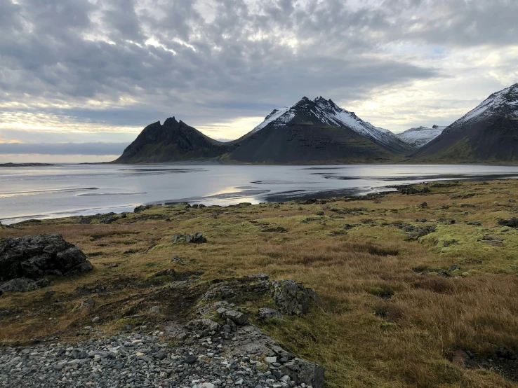 there are mountains that are on the coast