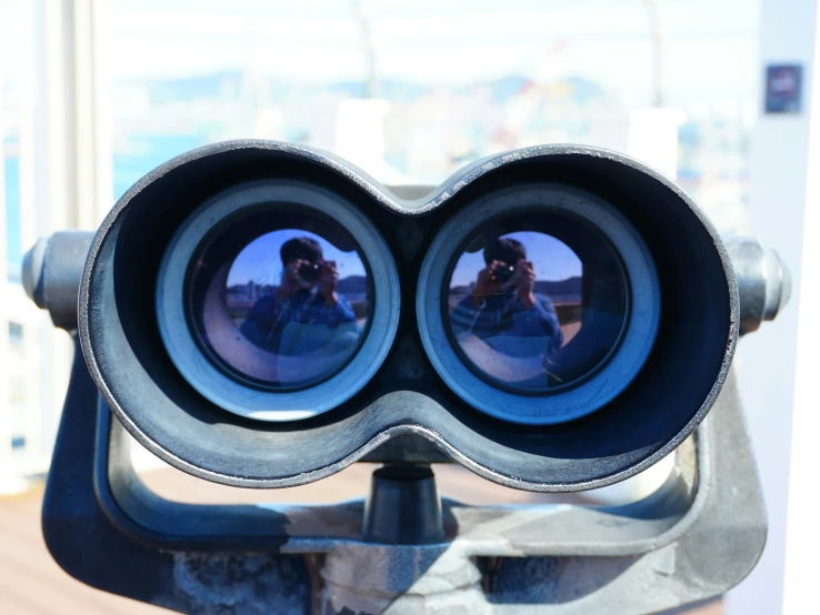 a pair of binoculars that are sitting on a tripod