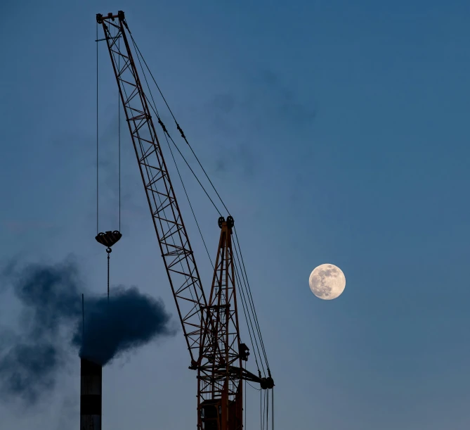 a crane that is standing near a building