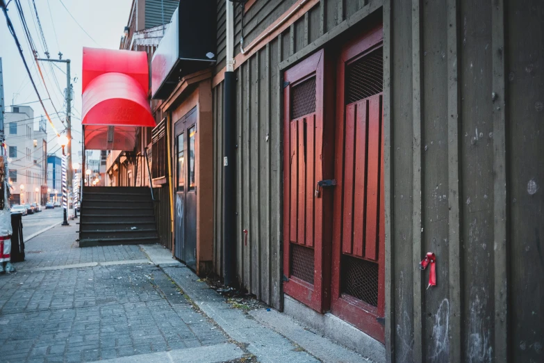 this is a po of a city alley in the evening