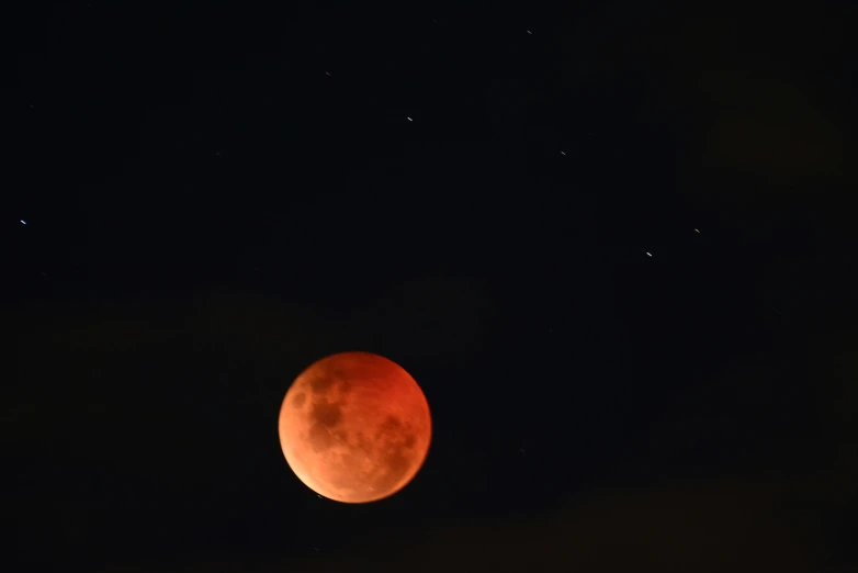 the moon and two stars are seen in the sky