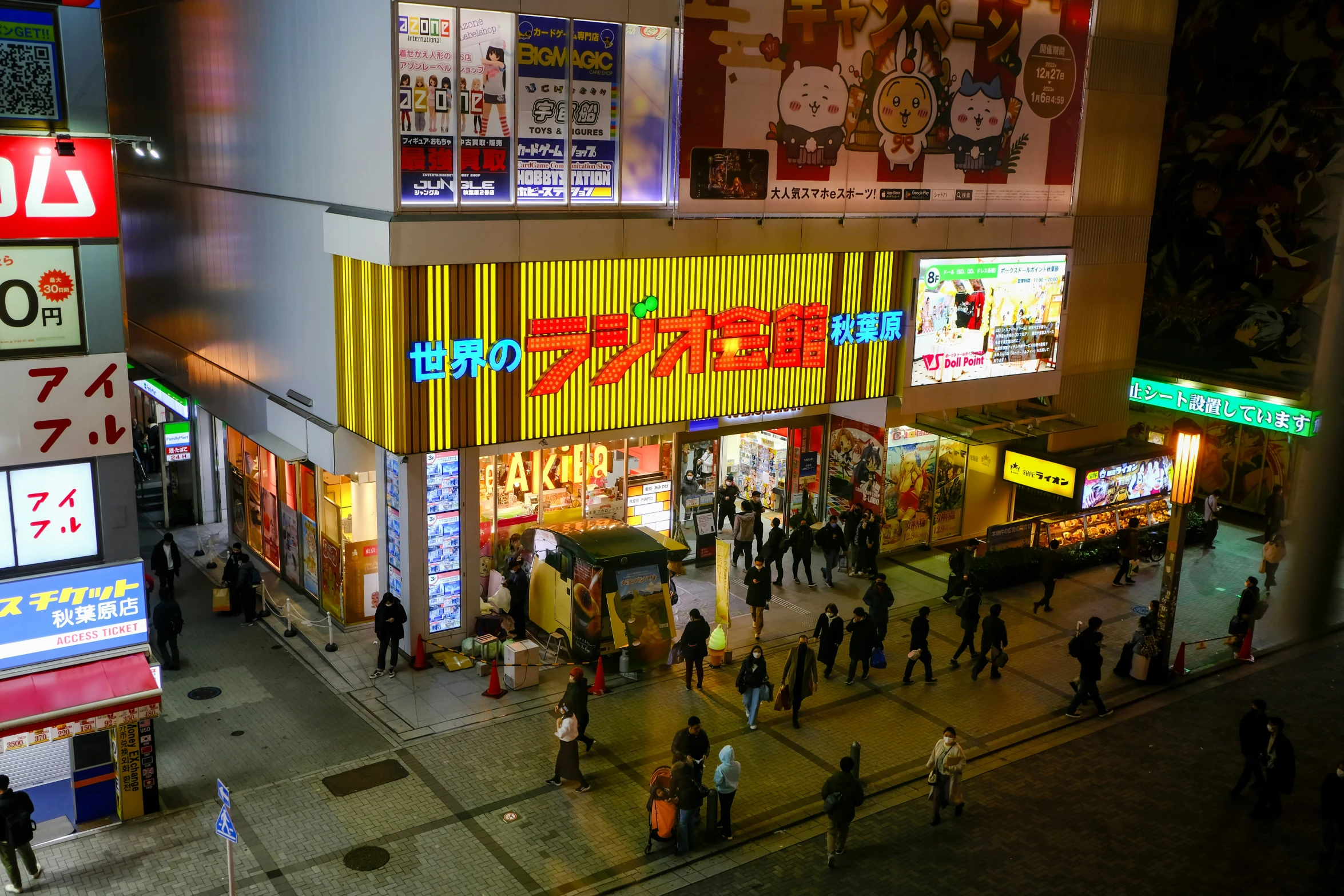 a large number of shoppers walking around a city