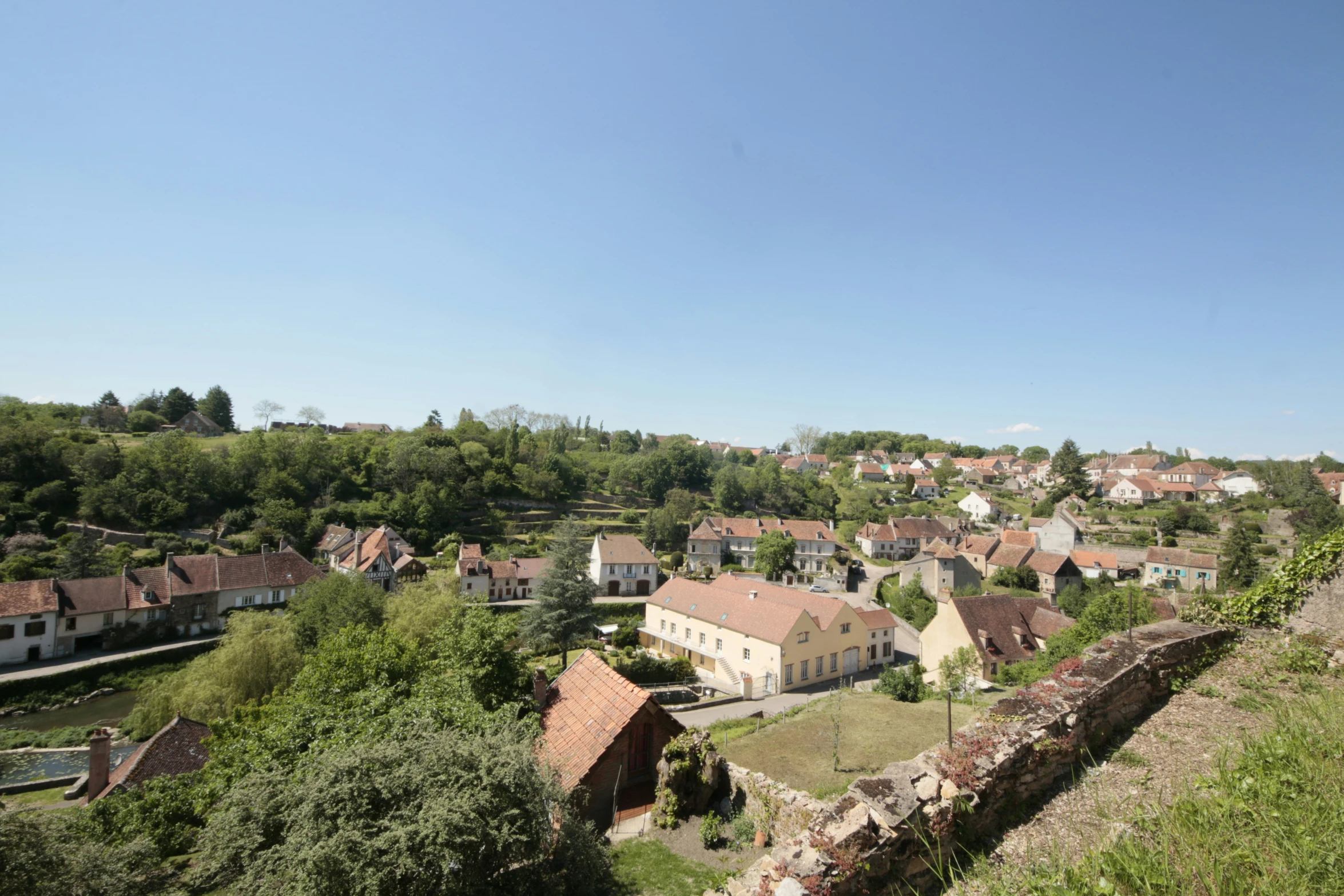 the countryside has some houses on it