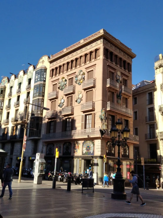 many different buildings stand next to each other