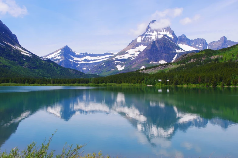 the mountains surround the lake with the clear blue water