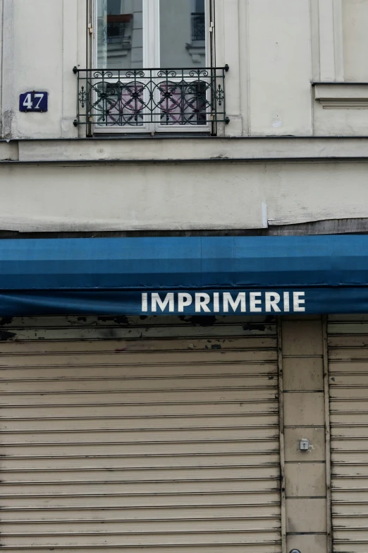 the french word imprimerie written above a closed shop