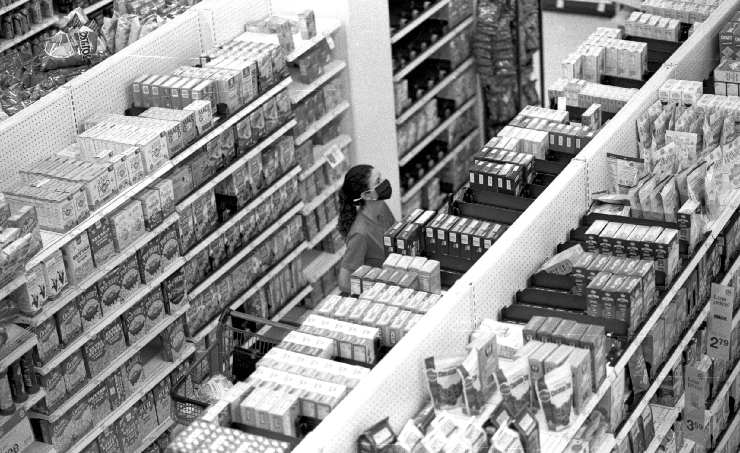 the shelf in a grocery store is filled with snacks