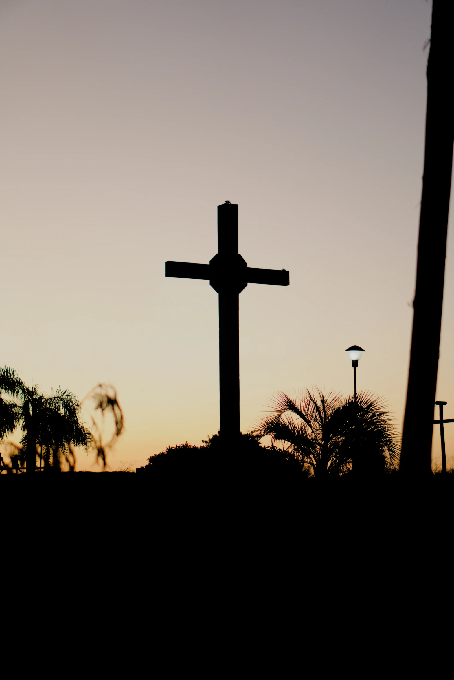 there is a crucifix sitting in the middle of a field