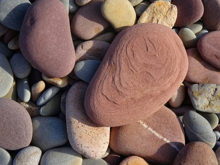 the rocks are brown, brown and white