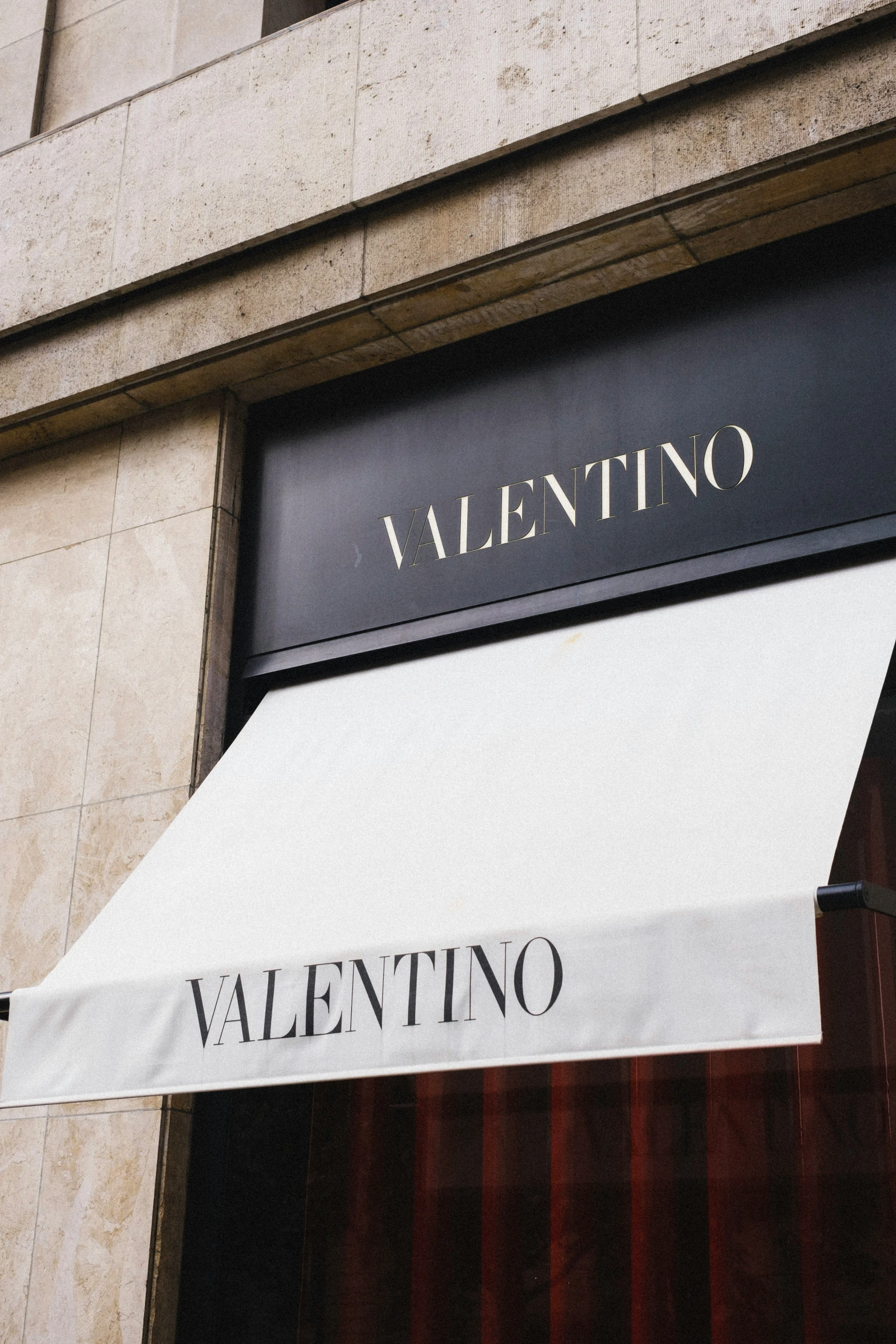 a shop front has a awning that says'valentineno '