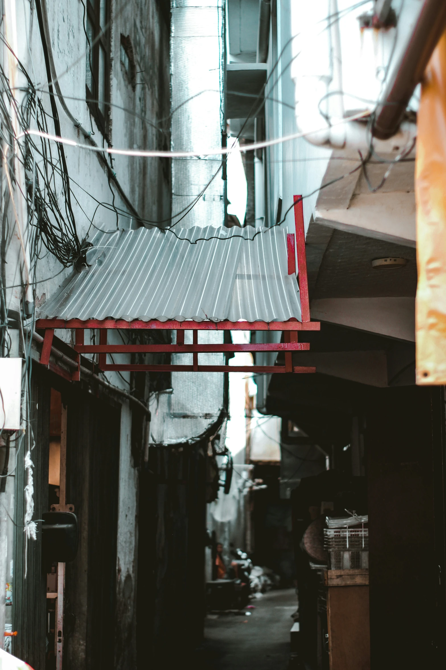 a narrow alley way with a building in the background