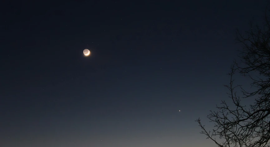 the moon and venus in the evening sky