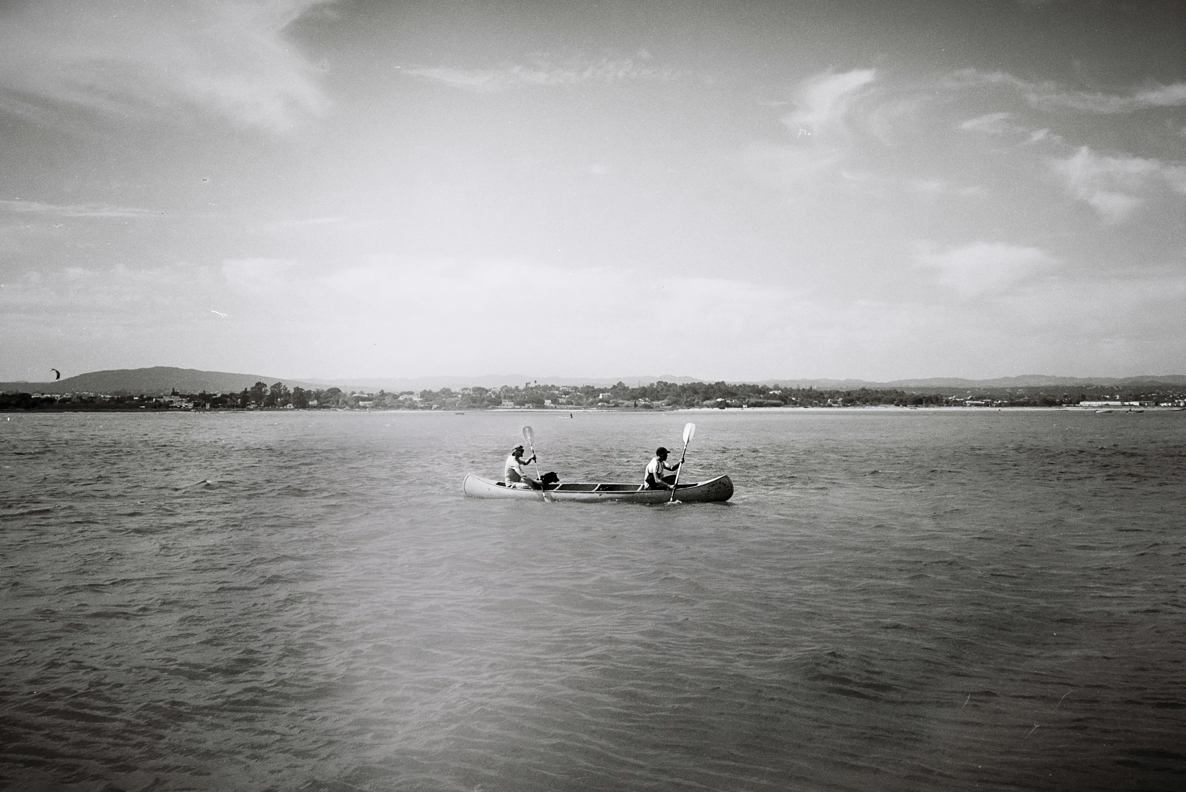 a small boat is coming across the lake