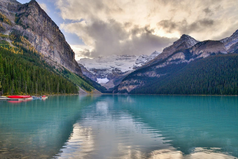 boats are in the lake in the mountains